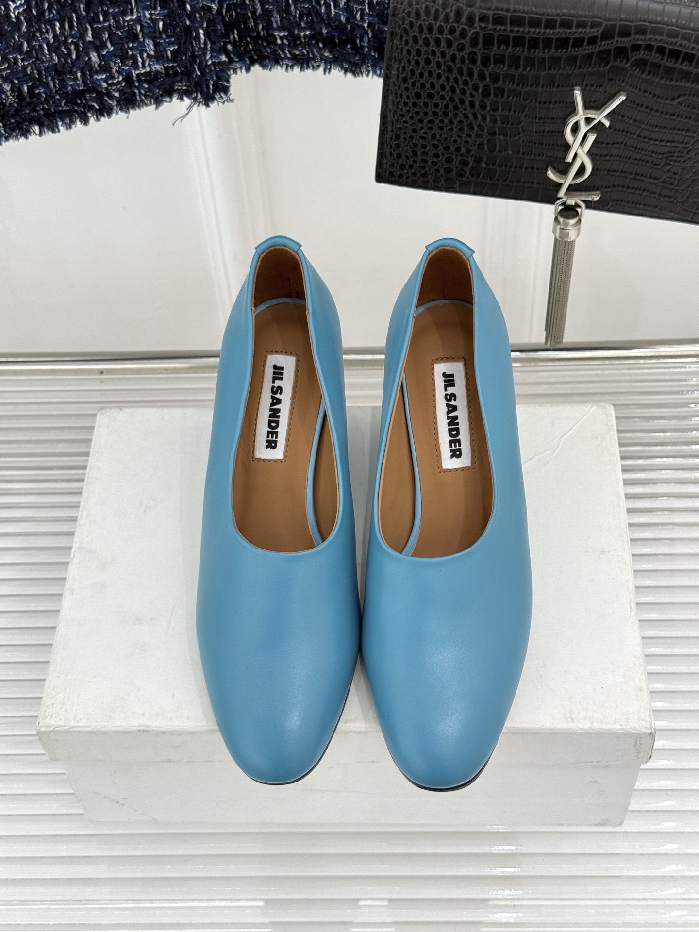 Jil Sander/吉尔桑达极26WF新品极简尖头坡跟凉鞋以“少即是多”重构高级日常。利落尖头延展腿部