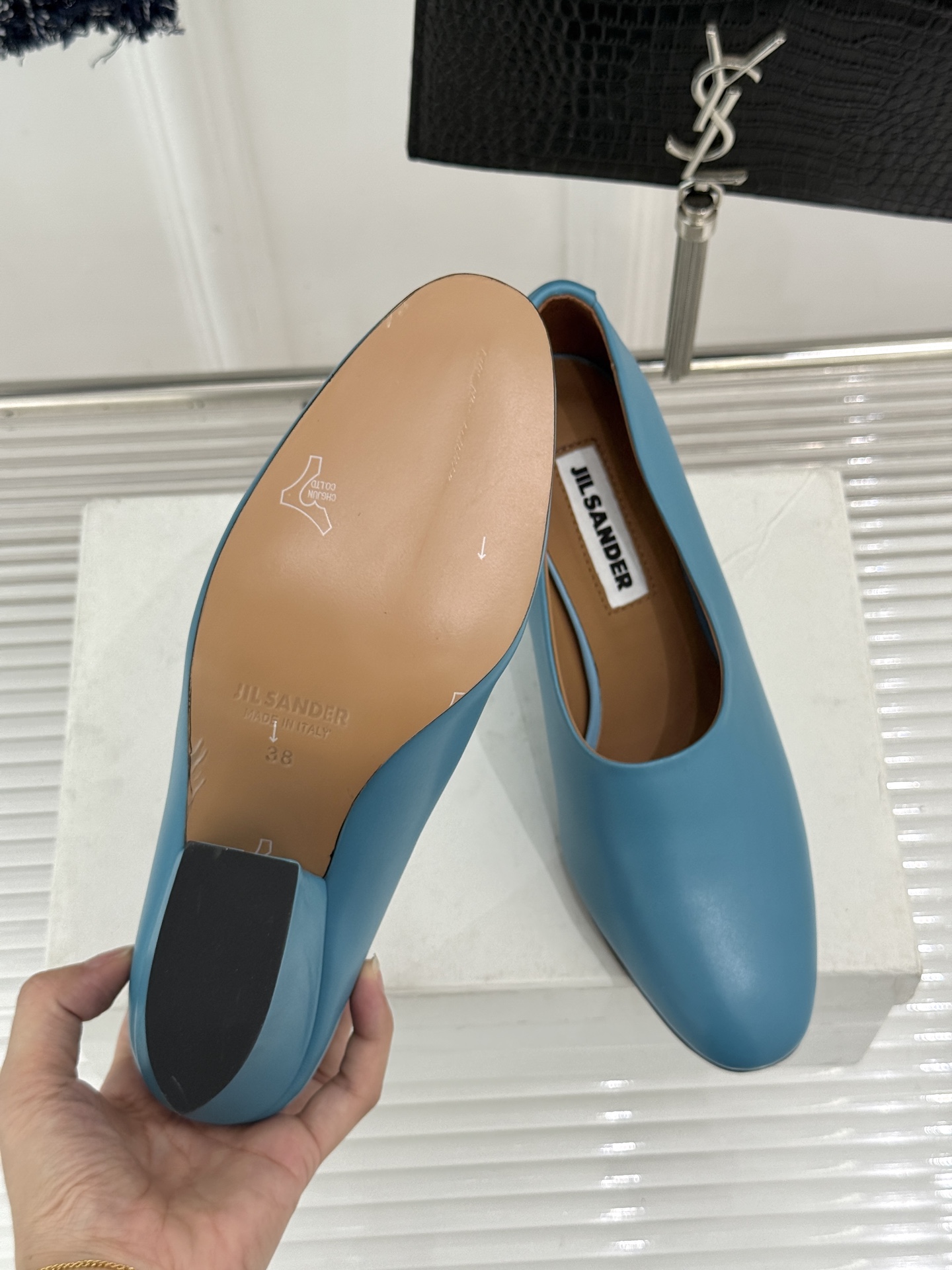 Jil Sander/吉尔桑达极26WF新品极简尖头坡跟凉鞋以“少即是多”重构高级日常。利落尖头延展腿部