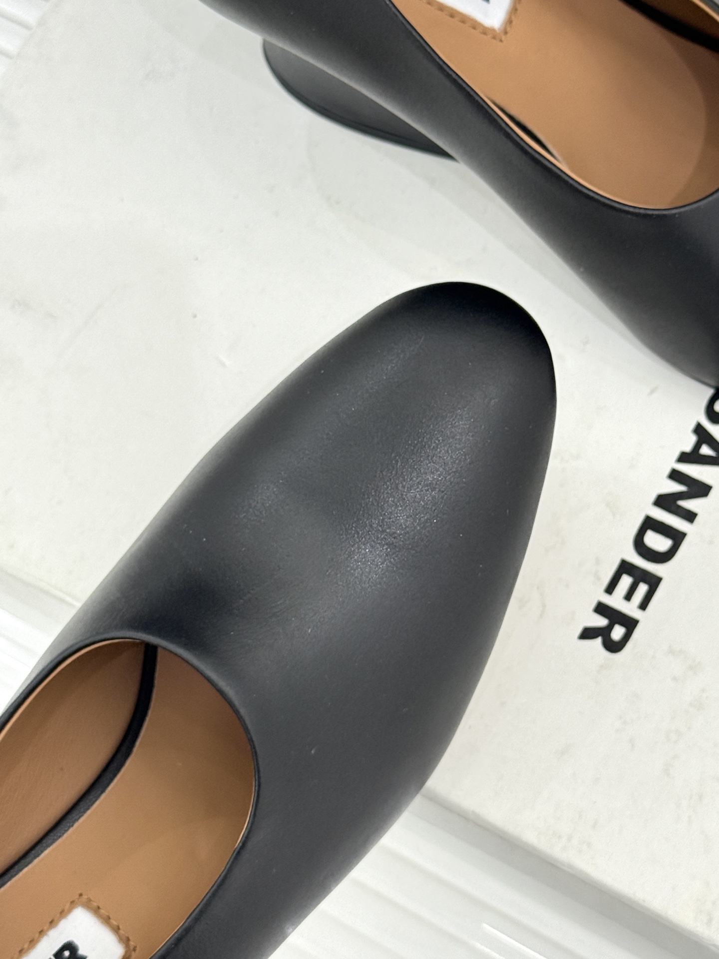 Jil Sander/吉尔桑达极26WF新品极简尖头坡跟凉鞋以“少即是多”重构高级日常。利落尖头延展腿部