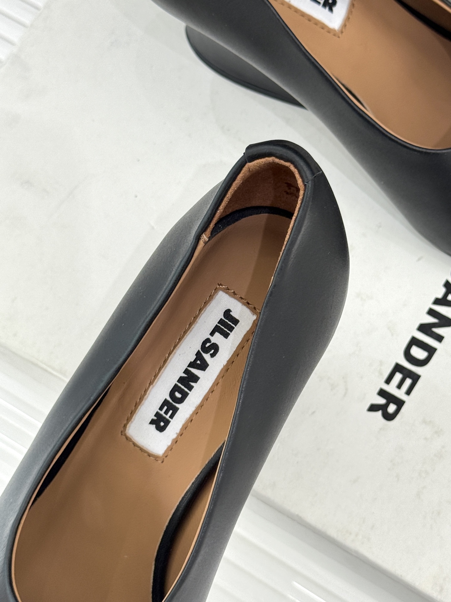 Jil Sander/吉尔桑达极26WF新品极简尖头坡跟凉鞋以“少即是多”重构高级日常。利落尖头延展腿部