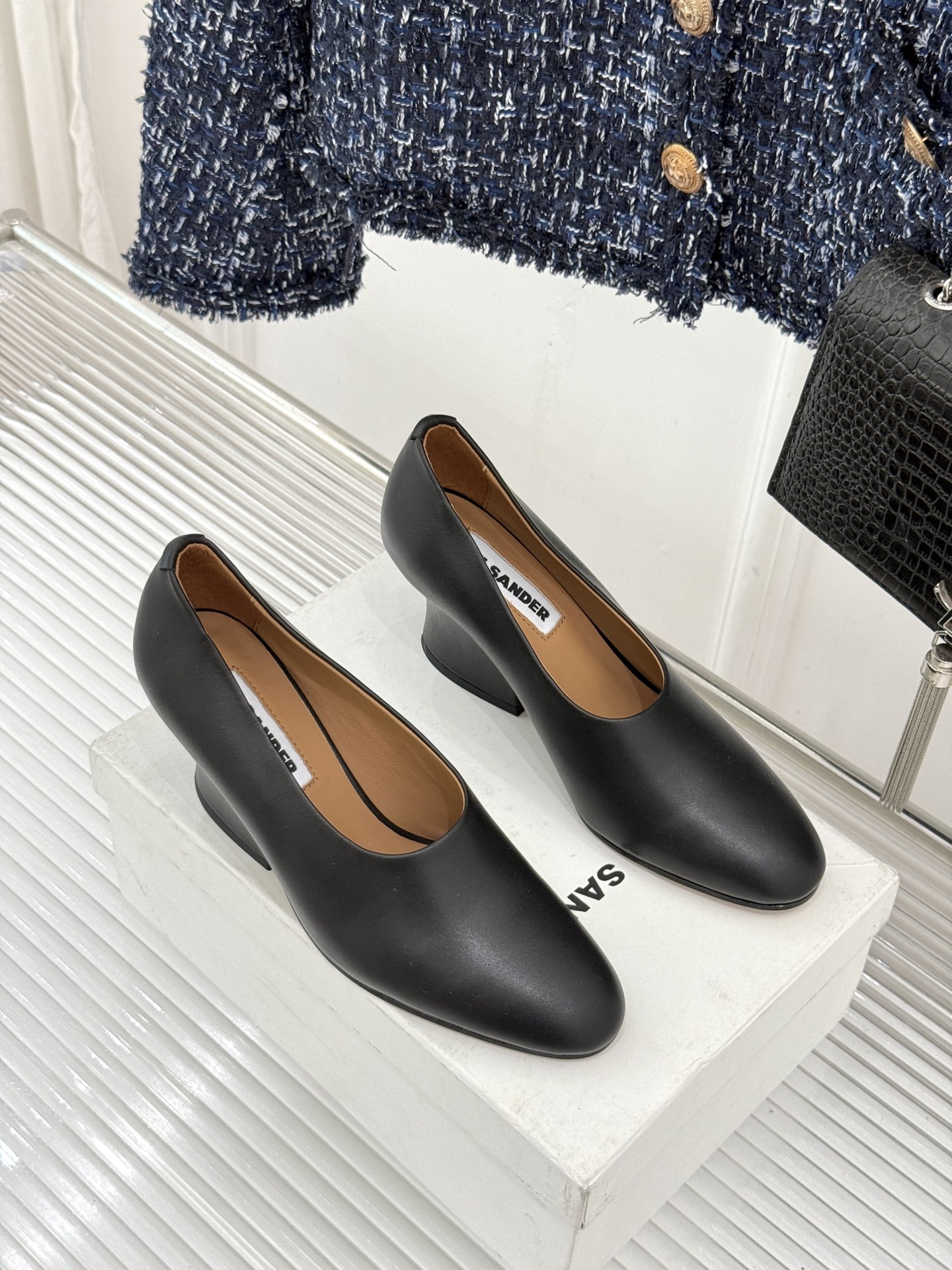 Jil Sander/吉尔桑达极26WF新品极简尖头坡跟凉鞋以“少即是多”重构高级日常。利落尖头延展腿部