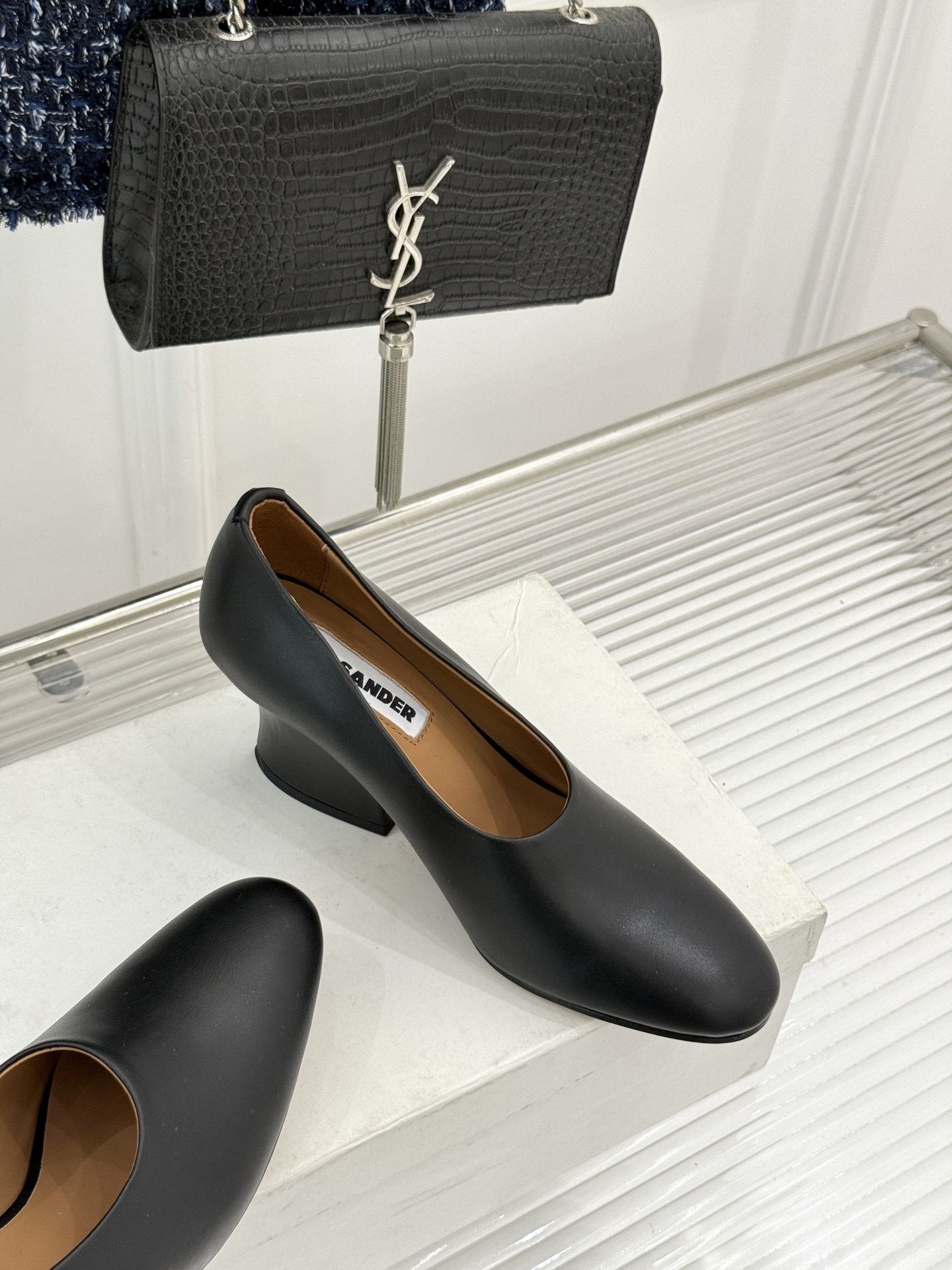 Jil Sander/吉尔桑达极26WF新品极简尖头坡跟凉鞋以“少即是多”重构高级日常。利落尖头延展腿部