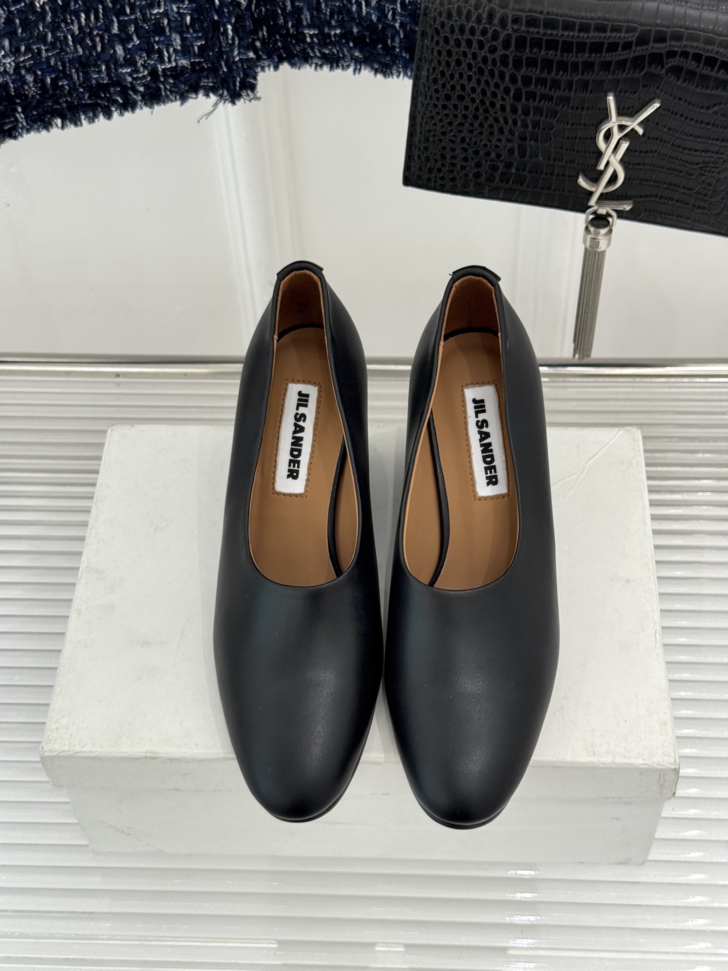 Jil Sander/吉尔桑达极26WF新品极简尖头坡跟凉鞋以“少即是多”重构高级日常。利落尖头延展腿部