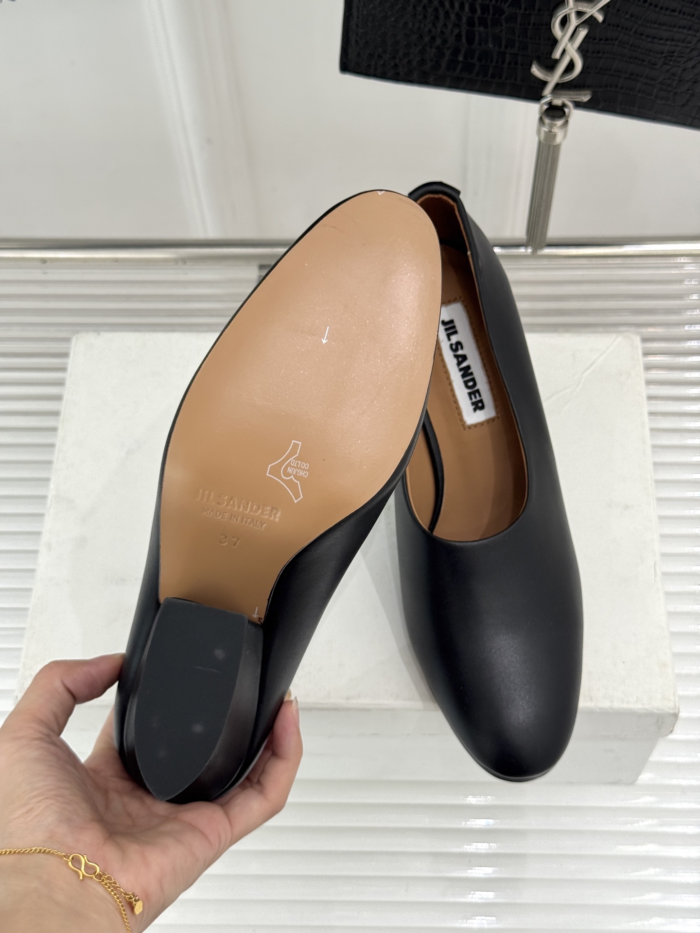 Jil Sander/吉尔桑达极26WF新品极简尖头坡跟凉鞋以“少即是多”重构高级日常。利落尖头延展腿部