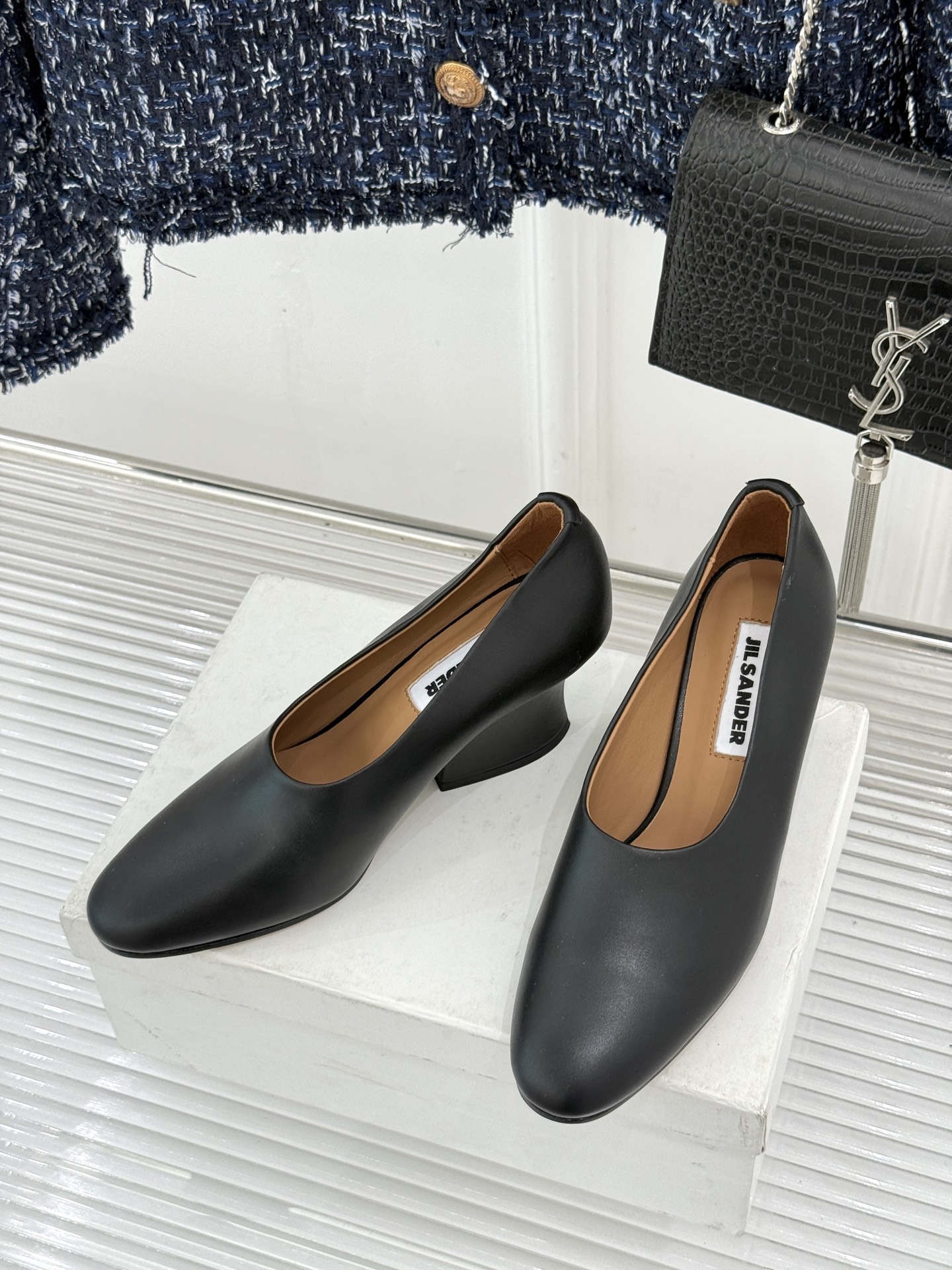 Jil Sander/吉尔桑达极26WF新品极简尖头坡跟凉鞋以“少即是多”重构高级日常。利落尖头延展腿部
