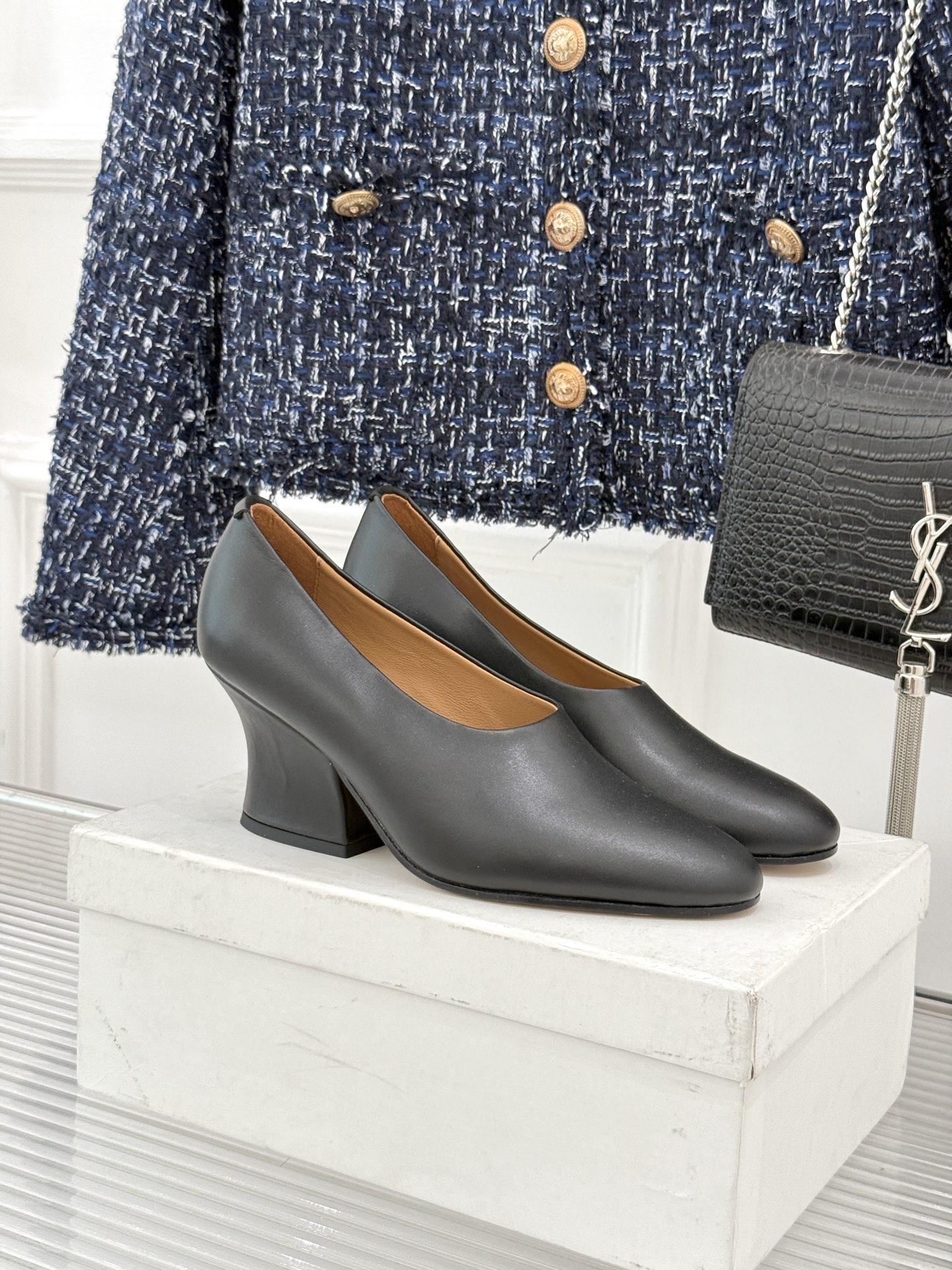 Jil Sander/吉尔桑达极26WF新品极简尖头坡跟凉鞋以“少即是多”重构高级日常。利落尖头延展腿部