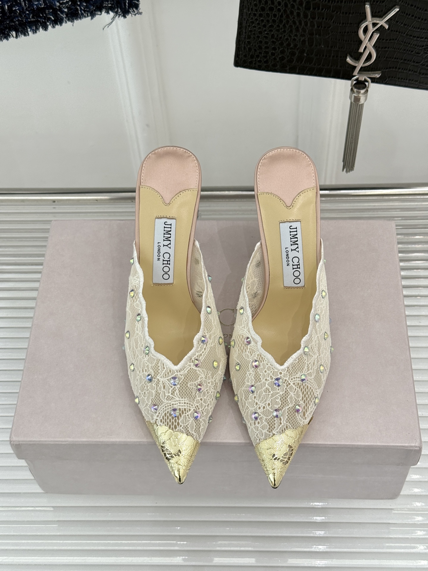 Jimmy Choo/吉米周26WF新品水钻蕾丝金属头高跟拖鞋承袭品牌30年英伦奢雅基因这款凉鞋解锁现代