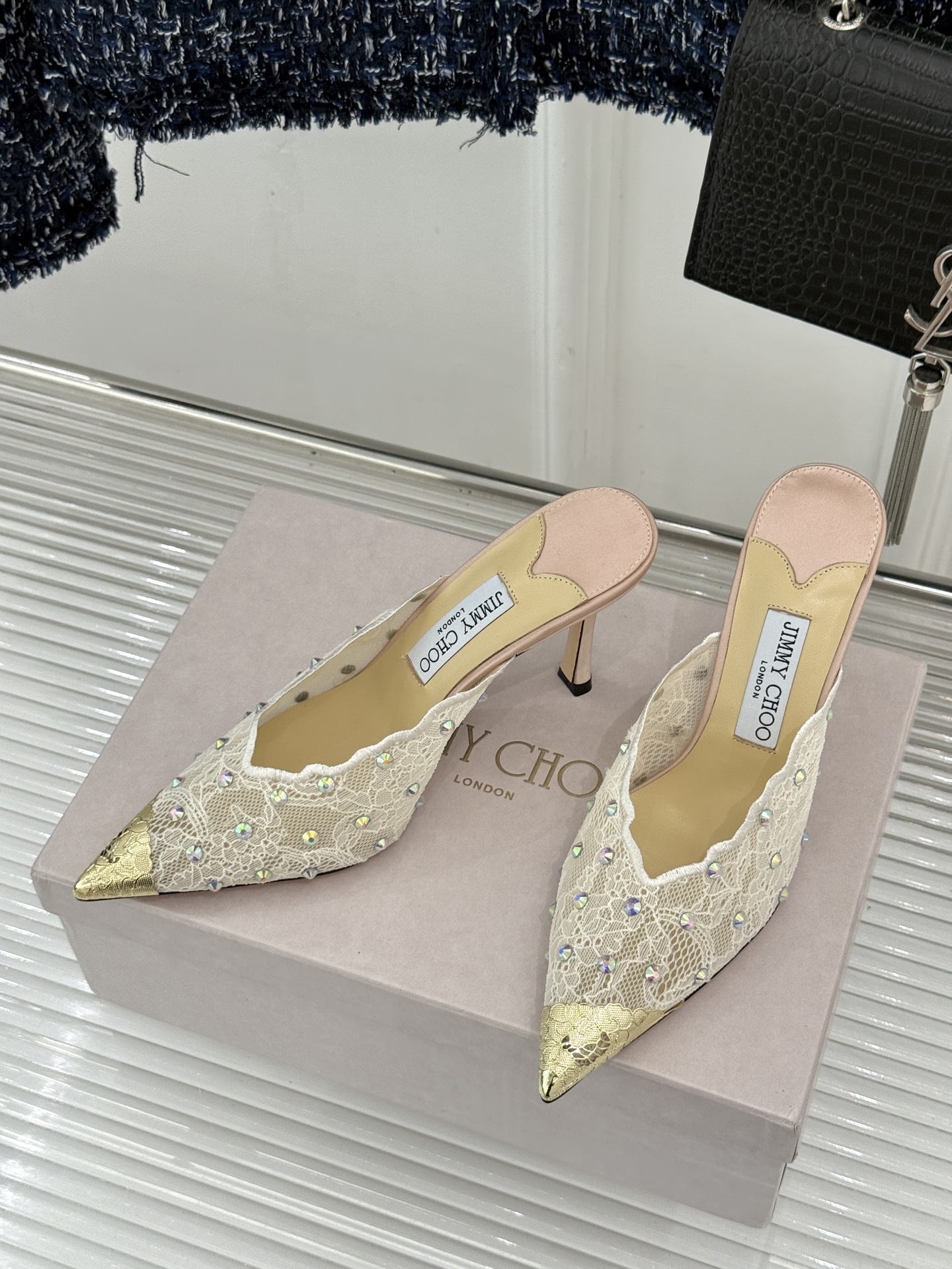 Jimmy Choo/吉米周26WF新品水钻蕾丝金属头高跟拖鞋承袭品牌30年英伦奢雅基因这款凉鞋解锁现代