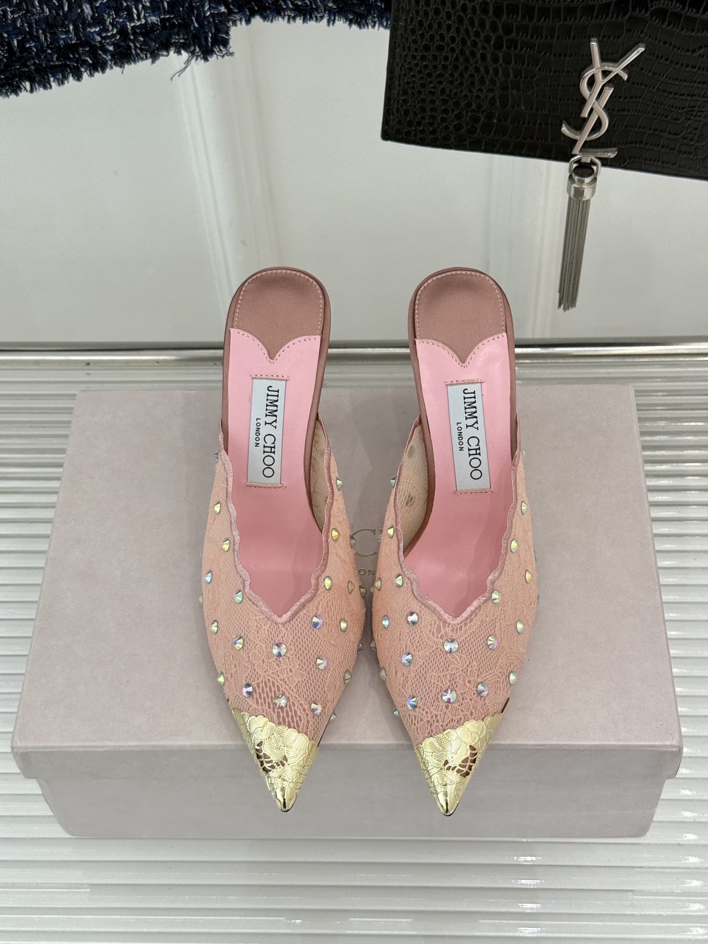 Jimmy Choo/吉米周26WF新品水钻蕾丝金属头高跟拖鞋承袭品牌30年英伦奢雅基因这款凉鞋解锁现代