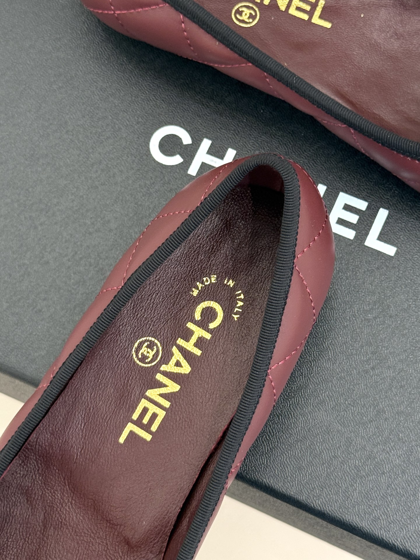 CHANE*｜小香经典翻盖大双C平底单鞋承袭品牌百年法式奢雅底蕴重塑简约高级穿搭格调。鞋面甄选细腻柔润的