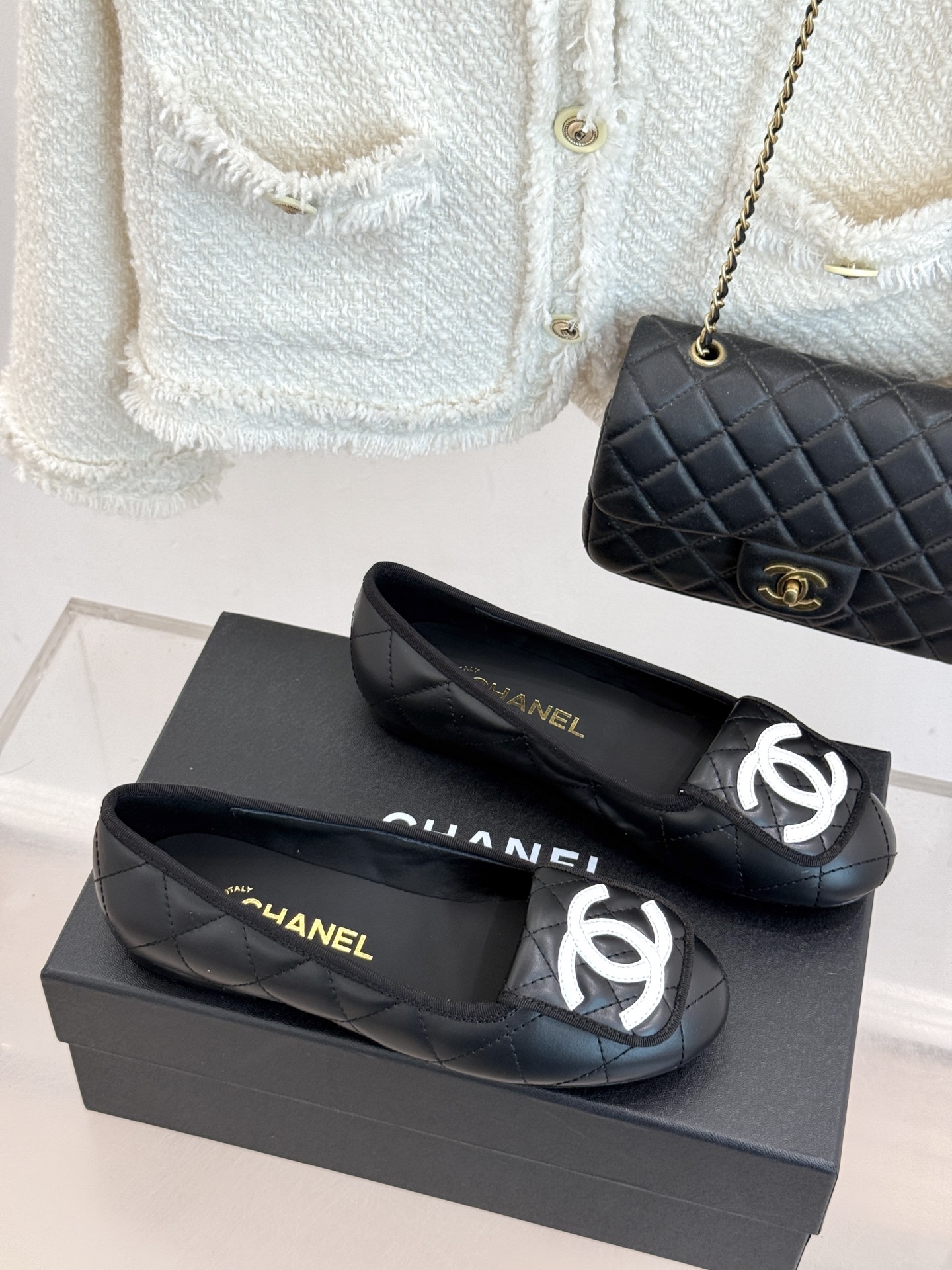 CHANE*｜小香经典翻盖大双C平底单鞋承袭品牌百年法式奢雅底蕴重塑简约高级穿搭格调。鞋面甄选细腻柔润的