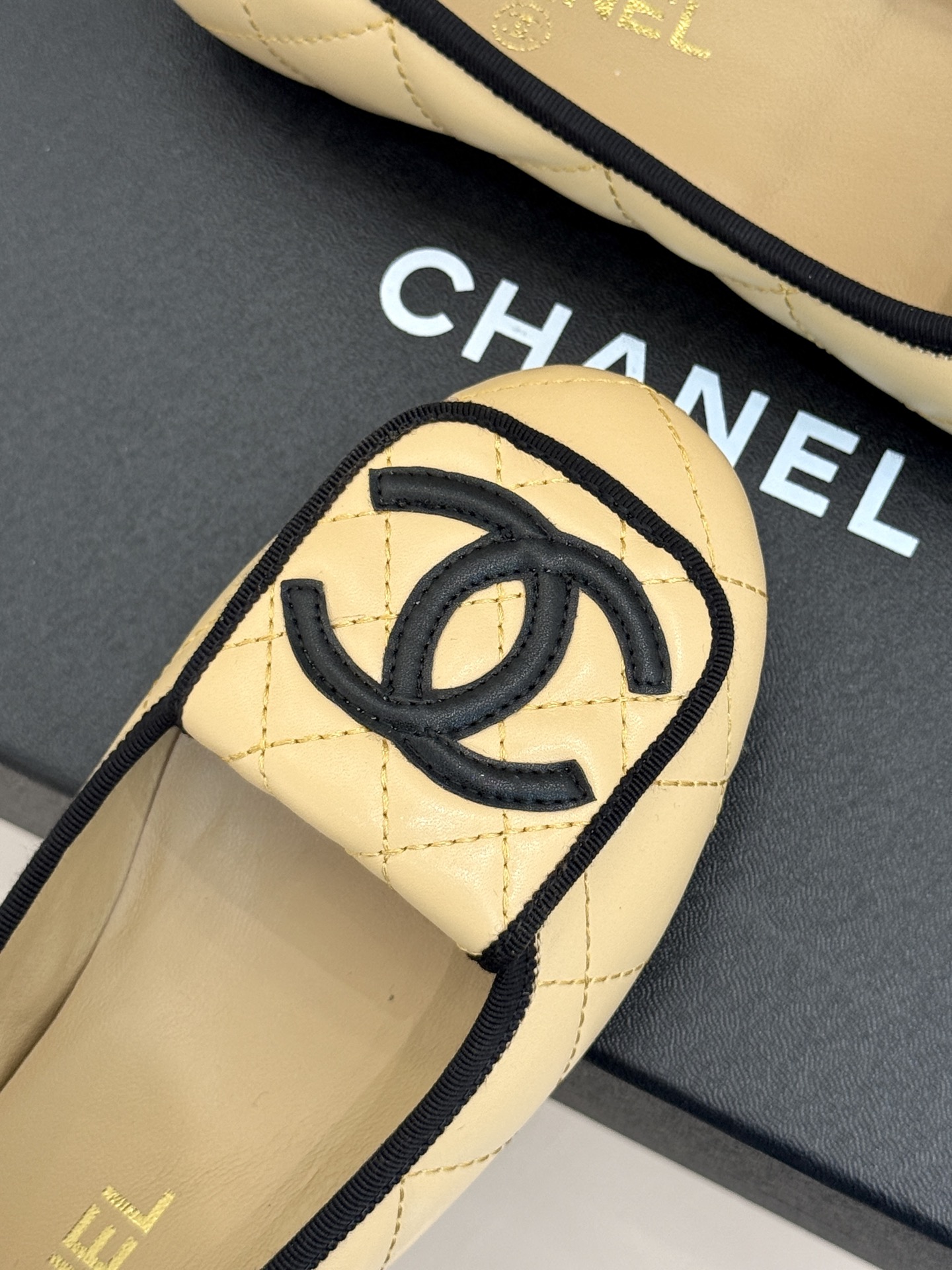 CHANE*｜小香经典翻盖大双C平底单鞋承袭品牌百年法式奢雅底蕴重塑简约高级穿搭格调。鞋面甄选细腻柔润的