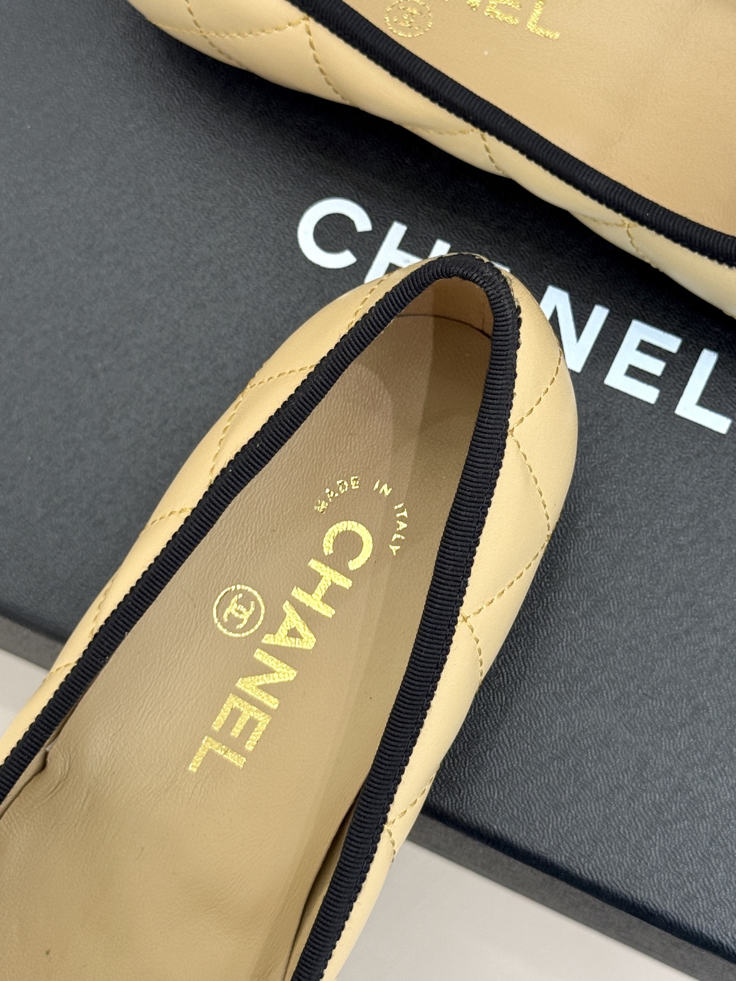 CHANE*｜小香经典翻盖大双C平底单鞋承袭品牌百年法式奢雅底蕴重塑简约高级穿搭格调。鞋面甄选细腻柔润的