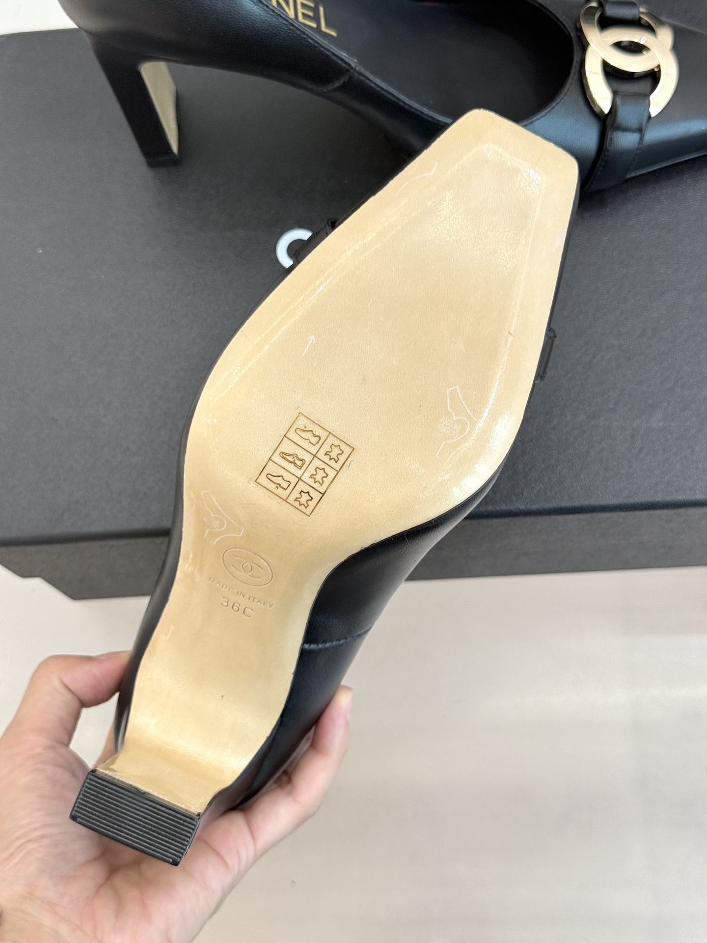 CHANE*｜小香26M新品走秀金属大双C扣方头粗跟高跟鞋复刻高定秀场复古摩登气场。标志性金属大双C扣夺