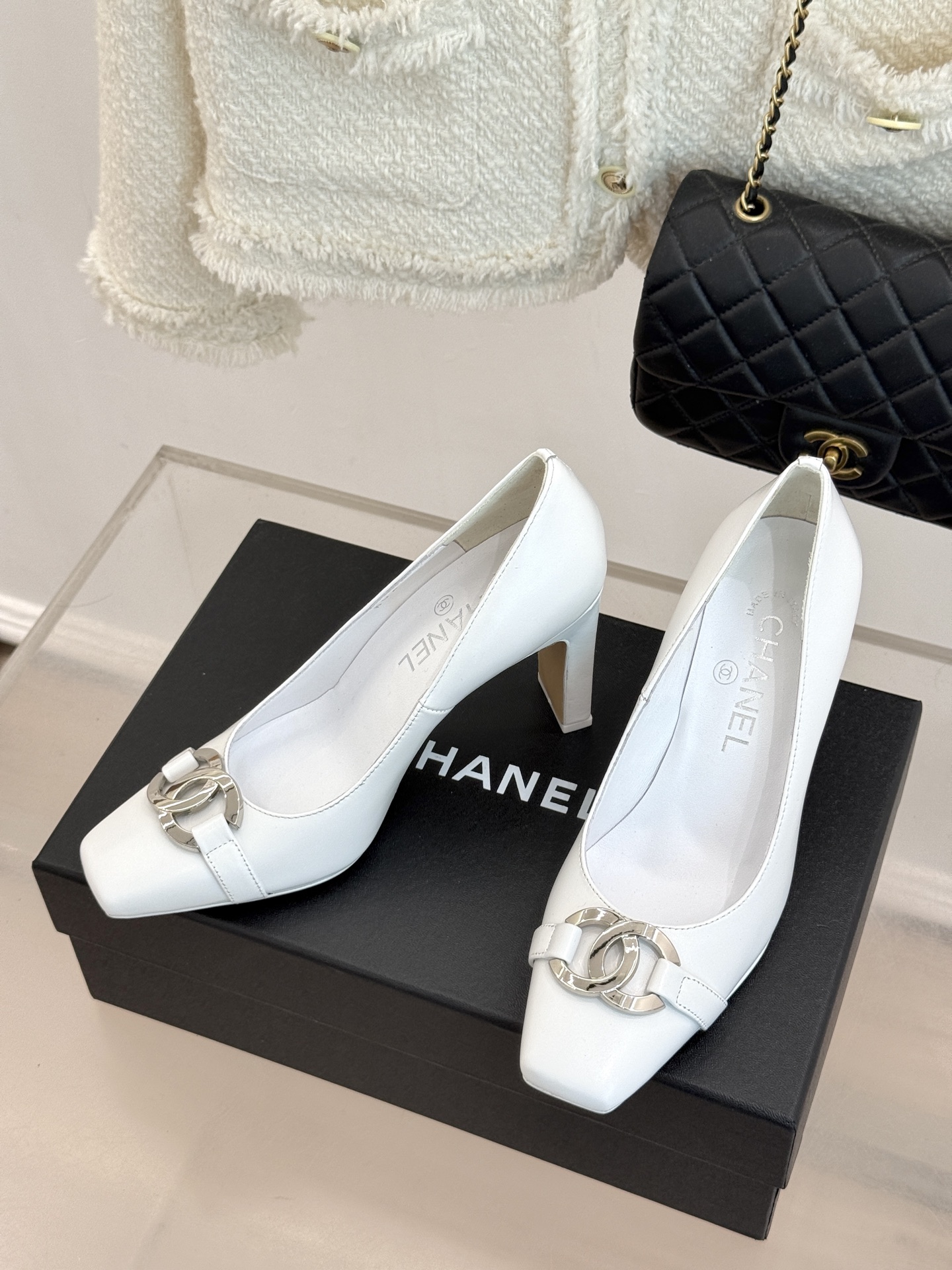CHANE*｜小香26M新品走秀金属大双C扣方头粗跟高跟鞋复刻高定秀场复古摩登气场。标志性金属大双C扣夺