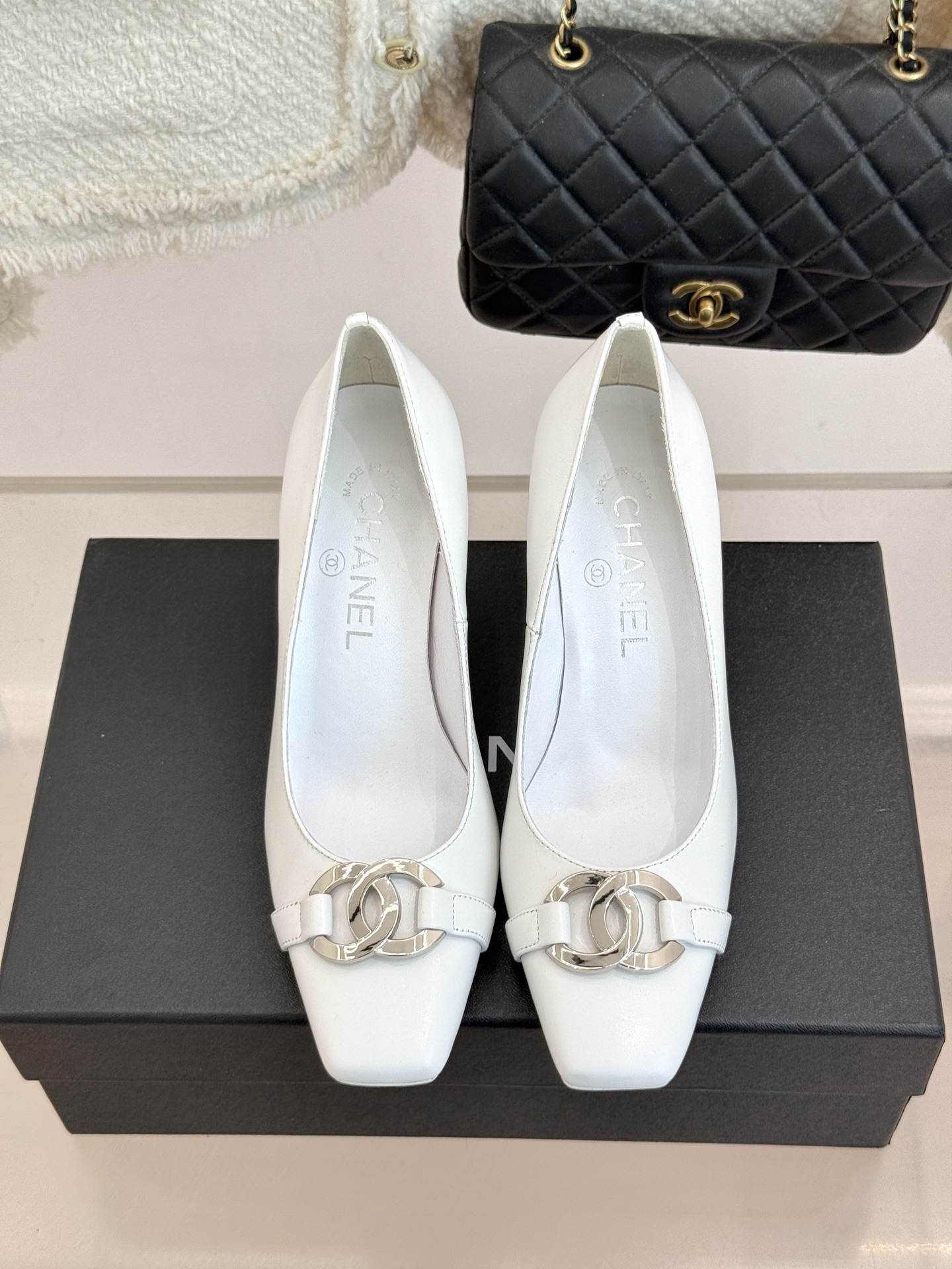 CHANE*｜小香26M新品走秀金属大双C扣方头粗跟高跟鞋复刻高定秀场复古摩登气场。标志性金属大双C扣夺