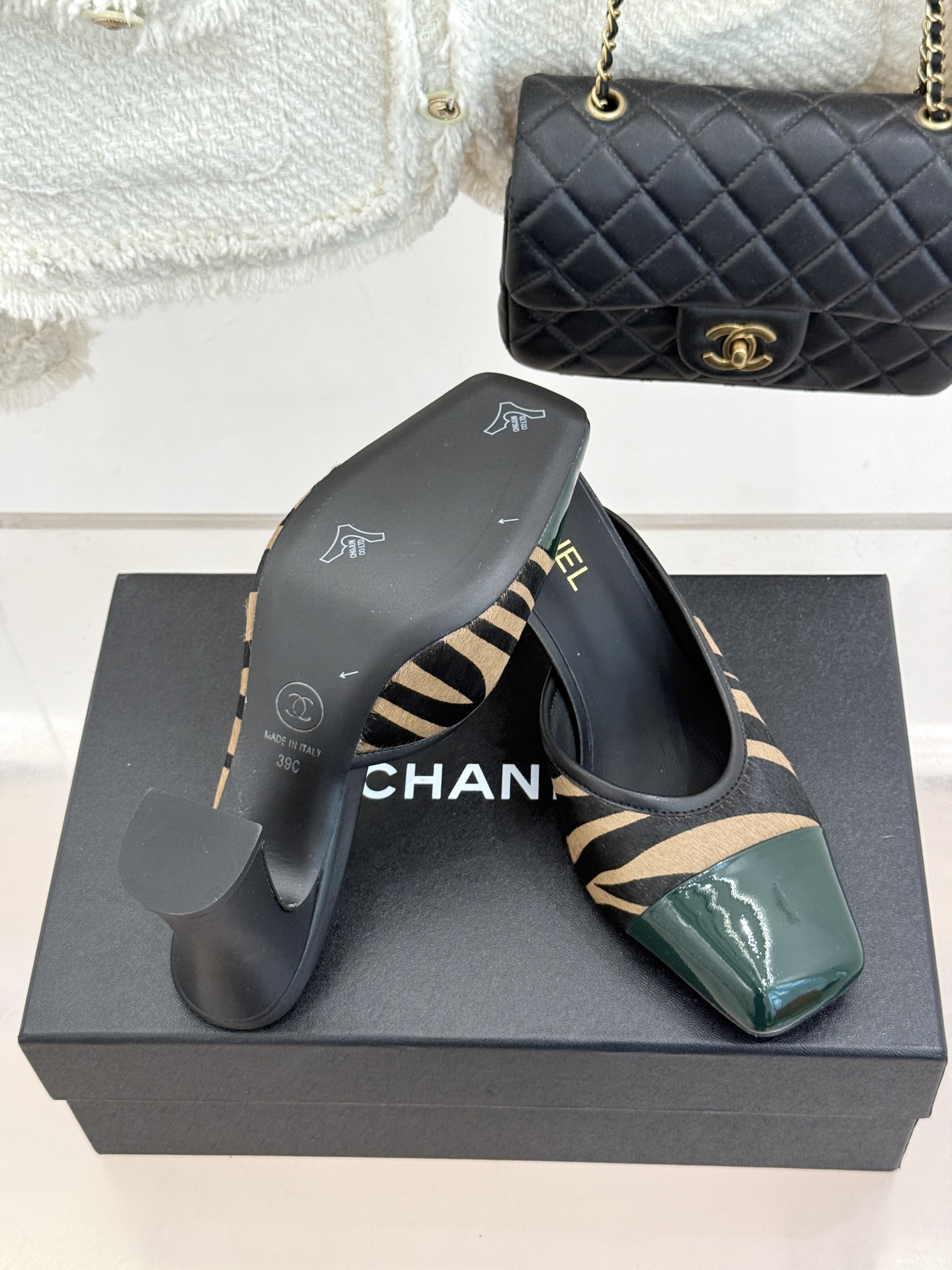 CHANE*｜小香经典双C大方头拼色高跟单鞋拖鞋当巴黎大皇宫的秀场灯光聚焦于足尖这双走秀款大方头高跟鞋便