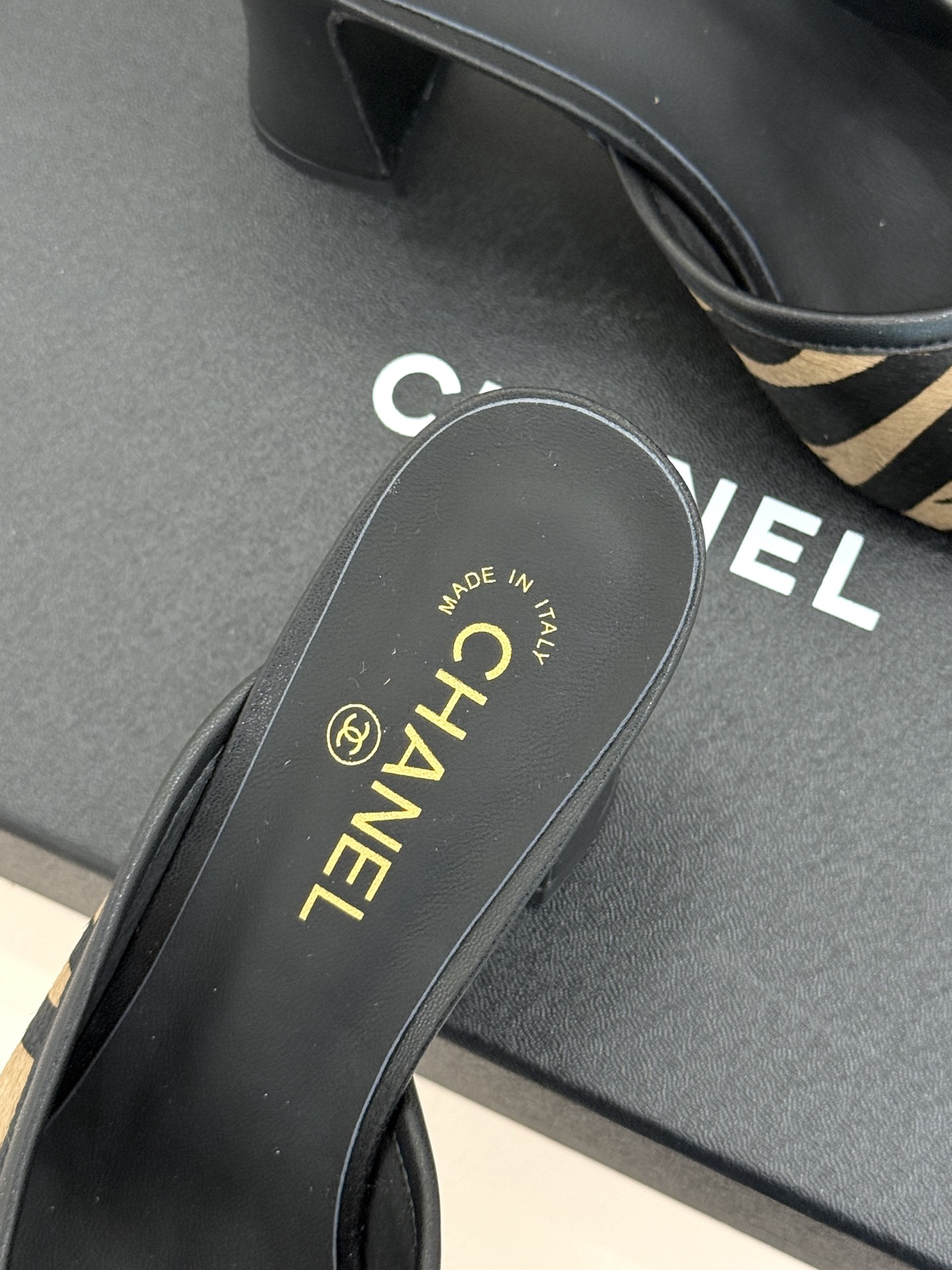 CHANE*｜小香经典双C大方头拼色高跟单鞋拖鞋当巴黎大皇宫的秀场灯光聚焦于足尖这双走秀款大方头高跟鞋便