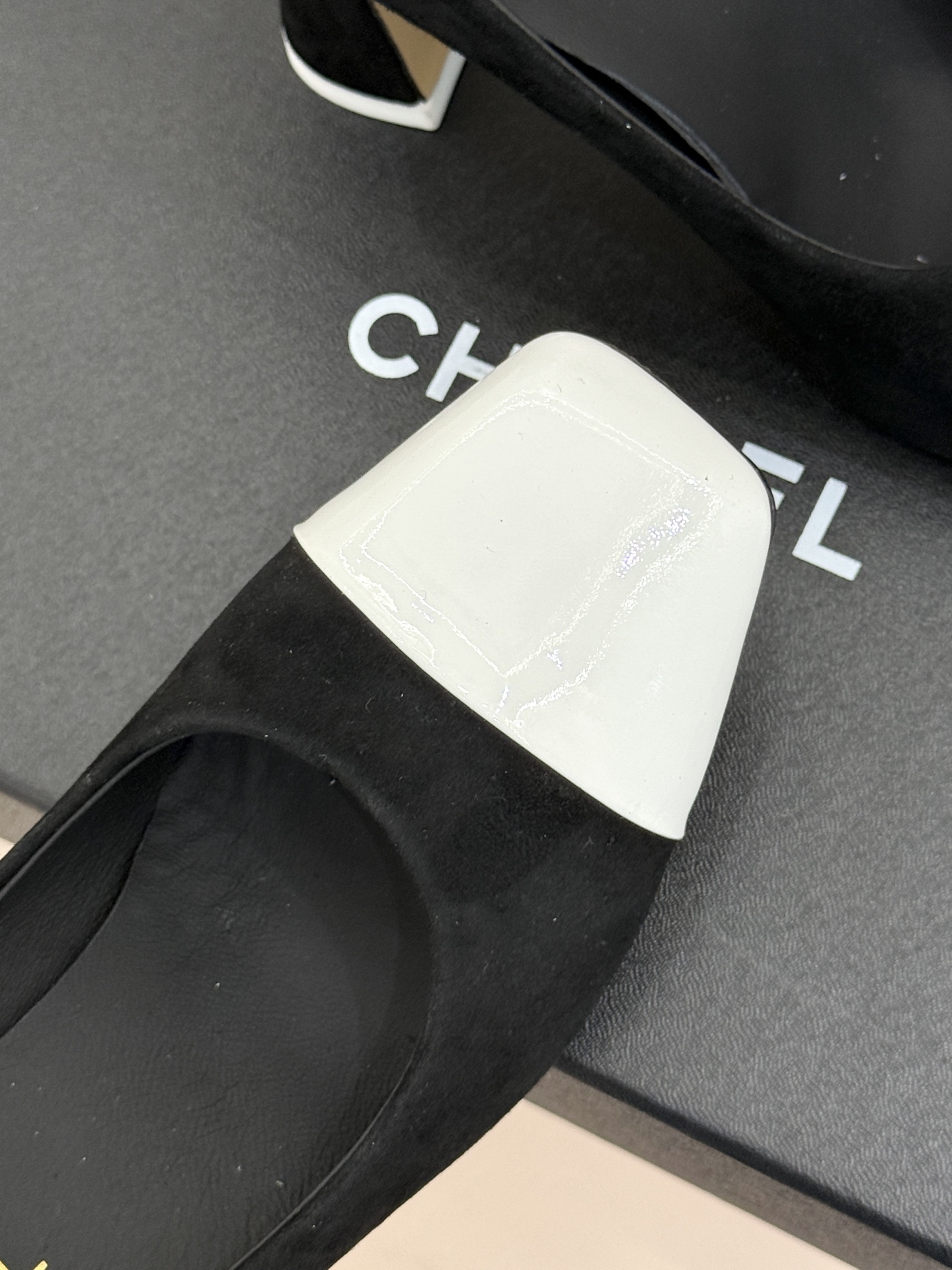 CHANE*｜小香经典双C大方头拼色高跟单鞋拖鞋当巴黎大皇宫的秀场灯光聚焦于足尖这双走秀款大方头高跟鞋便