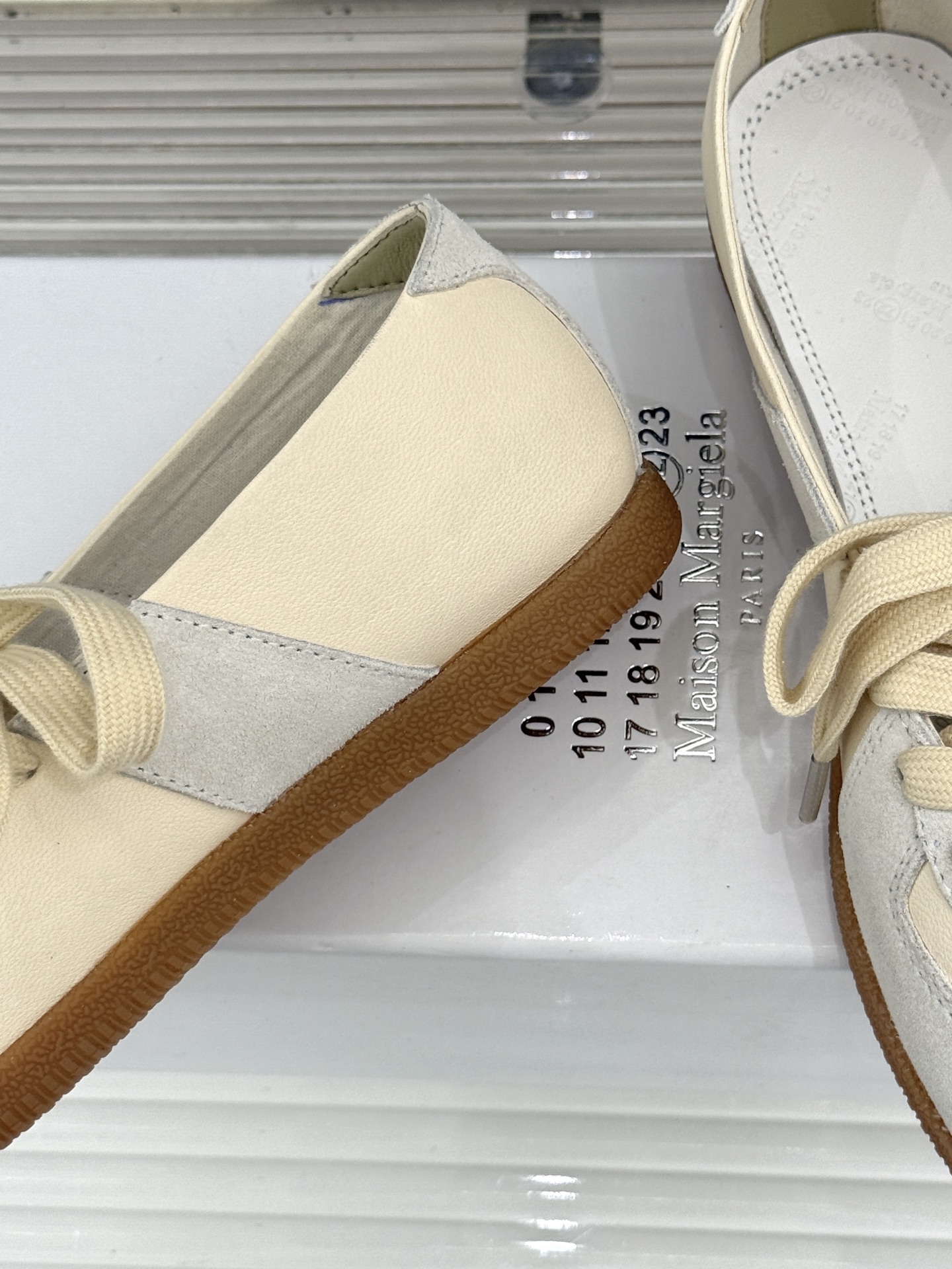 Maison Margiela 26WF新品德训鞋解构复古基因 重塑低调高级质感。甄选头层牛皮拼接细腻麂