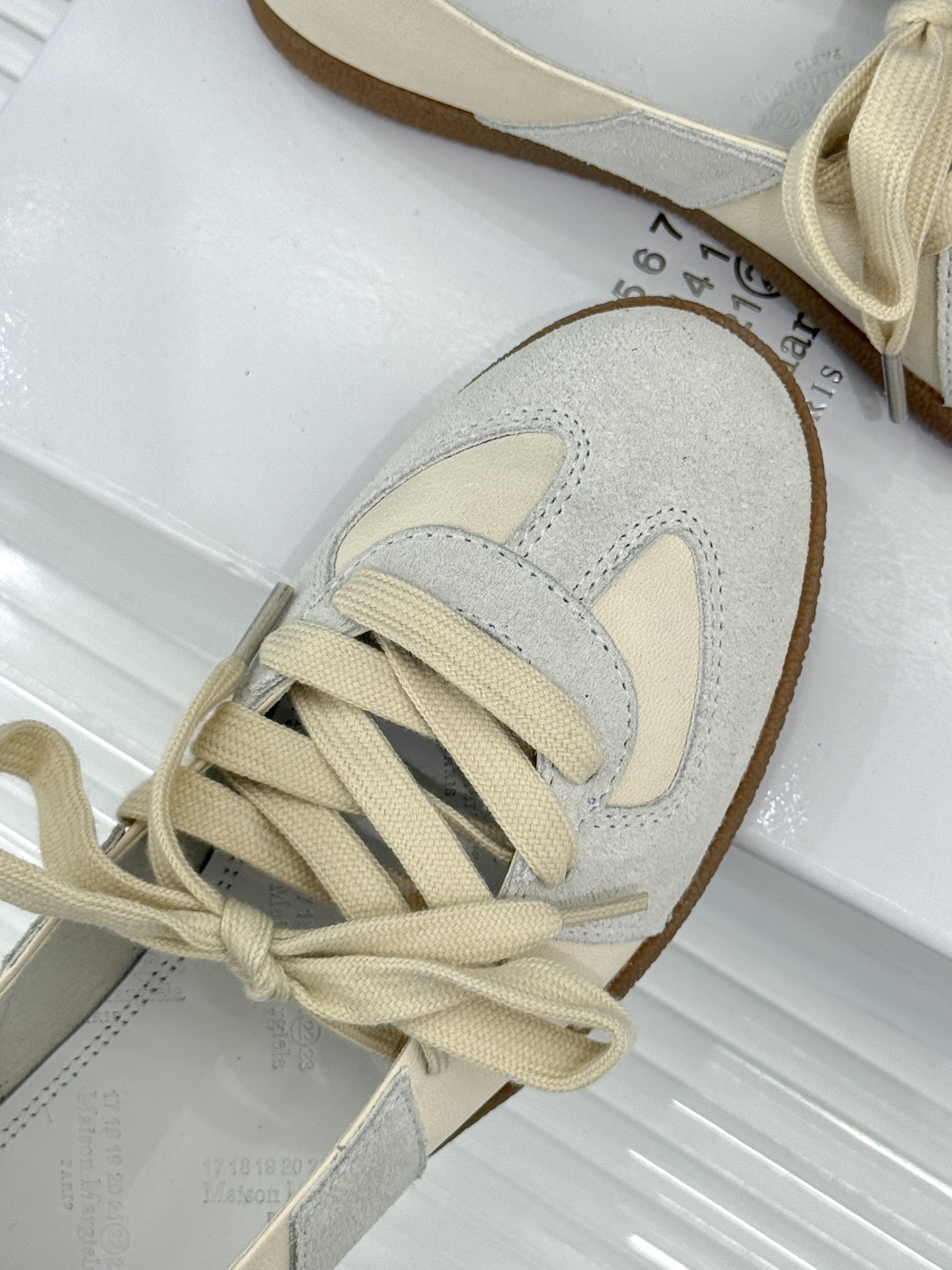 Maison Margiela 26WF新品德训鞋解构复古基因 重塑低调高级质感。甄选头层牛皮拼接细腻麂