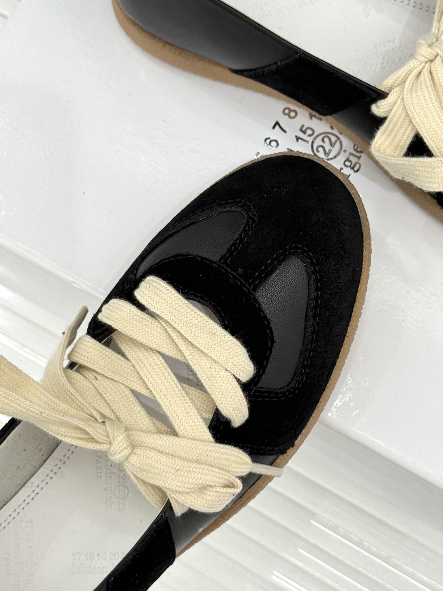 Maison Margiela 26WF新品德训鞋解构复古基因 重塑低调高级质感。甄选头层牛皮拼接细腻麂