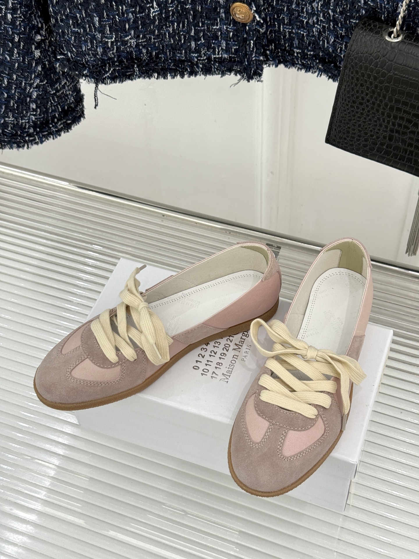 Maison Margiela 26WF新品德训鞋解构复古基因 重塑低调高级质感。甄选头层牛皮拼接细腻麂