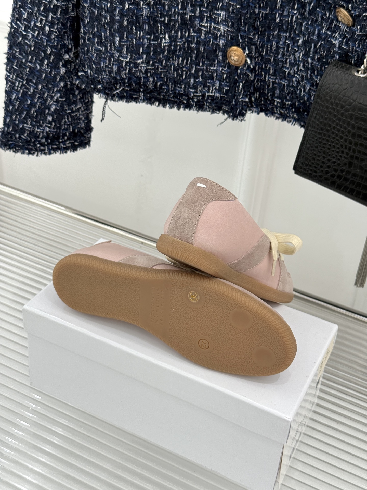 Maison Margiela 26WF新品德训鞋解构复古基因 重塑低调高级质感。甄选头层牛皮拼接细腻麂