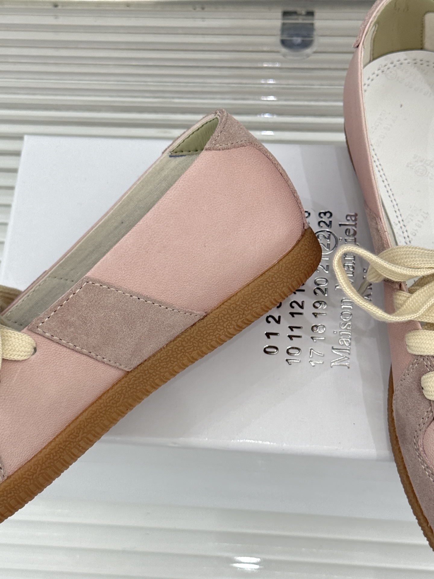 Maison Margiela 26WF新品德训鞋解构复古基因 重塑低调高级质感。甄选头层牛皮拼接细腻麂