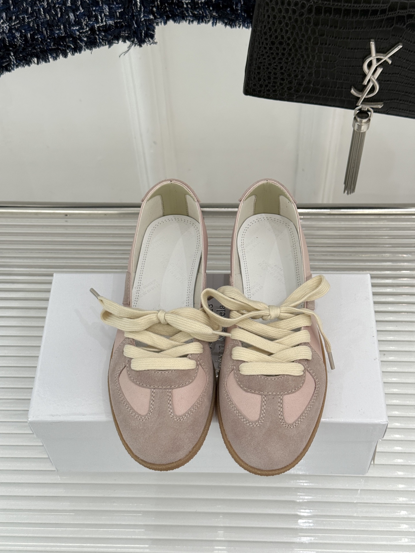 Maison Margiela 26WF新品德训鞋解构复古基因 重塑低调高级质感。甄选头层牛皮拼接细腻麂