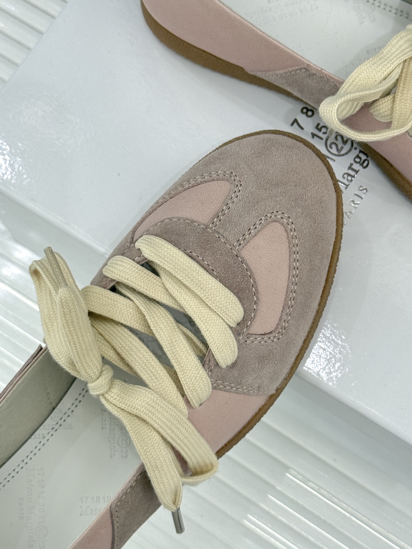 Maison Margiela 26WF新品德训鞋解构复古基因 重塑低调高级质感。甄选头层牛皮拼接细腻麂