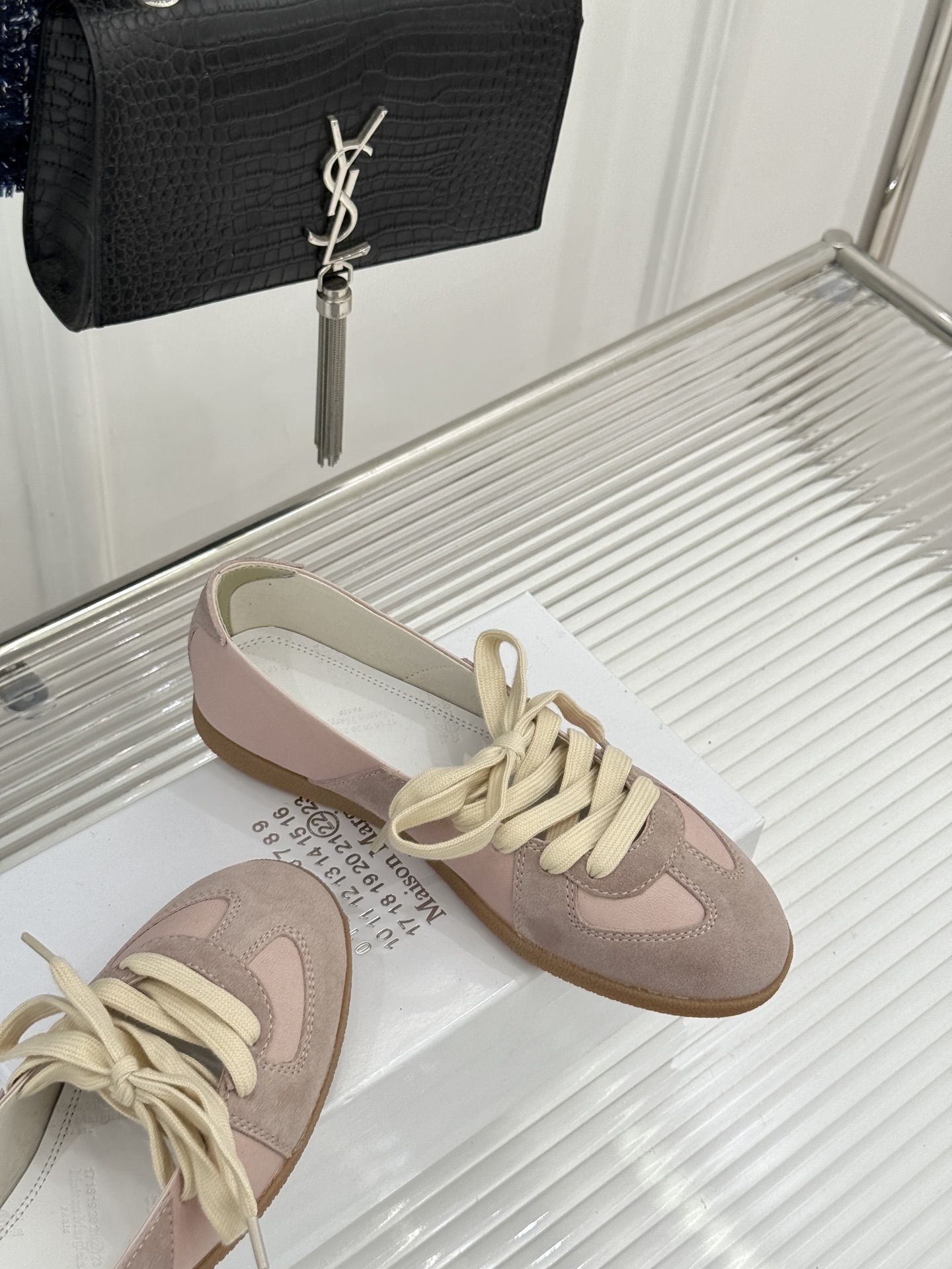 Maison Margiela 26WF新品德训鞋解构复古基因 重塑低调高级质感。甄选头层牛皮拼接细腻麂