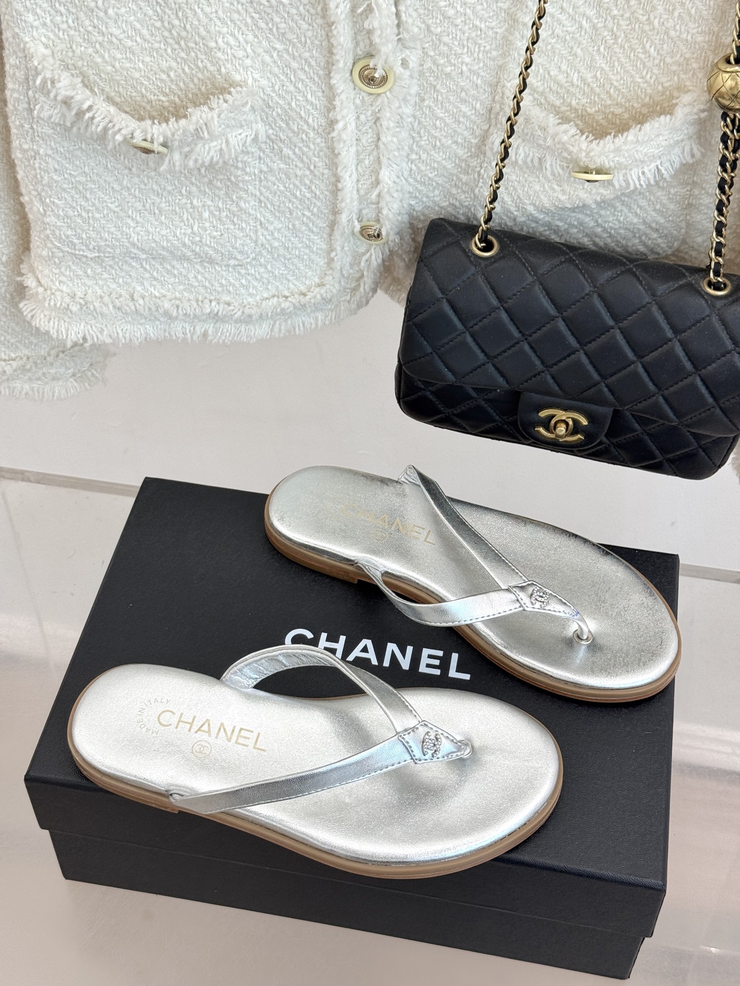 CHANE*｜小香经典双C水钻夹脚人字拖夏天的人字拖莫名让人感到自由带上镶嵌了双C水晶标志 太精致了也太