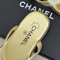 CHANE*|小香经典双C水钻夹脚人字拖夏天的人字拖莫名让人感到自由带上镶嵌了双C水晶标志 太精致了也太 CHANE*|小香经典双C水钻夹脚人字拖夏天的人字拖莫名让人感到自由带上镶嵌了双C水晶标志 太精致了也太