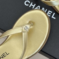 CHANE*|小香经典双C水钻夹脚人字拖夏天的人字拖莫名让人感到自由带上镶嵌了双C水晶标志 太精致了也太 CHANE*|小香经典双C水钻夹脚人字拖夏天的人字拖莫名让人感到自由带上镶嵌了双C水晶标志 太精致了也太
