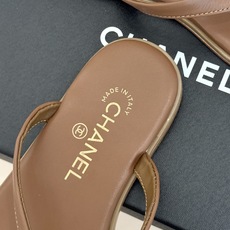 CHANE*|小香经典双C水钻夹脚人字拖夏天的人字拖莫名让人感到自由带上镶嵌了双C水晶标志 太精致了也太 CHANE*|小香经典双C水钻夹脚人字拖夏天的人字拖莫名让人感到自由带上镶嵌了双C水晶标志 太精致了也太