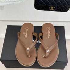 CHANE*|小香经典双C水钻夹脚人字拖夏天的人字拖莫名让人感到自由带上镶嵌了双C水晶标志 太精致了也太 CHANE*|小香经典双C水钻夹脚人字拖夏天的人字拖莫名让人感到自由带上镶嵌了双C水晶标志 太精致了也太