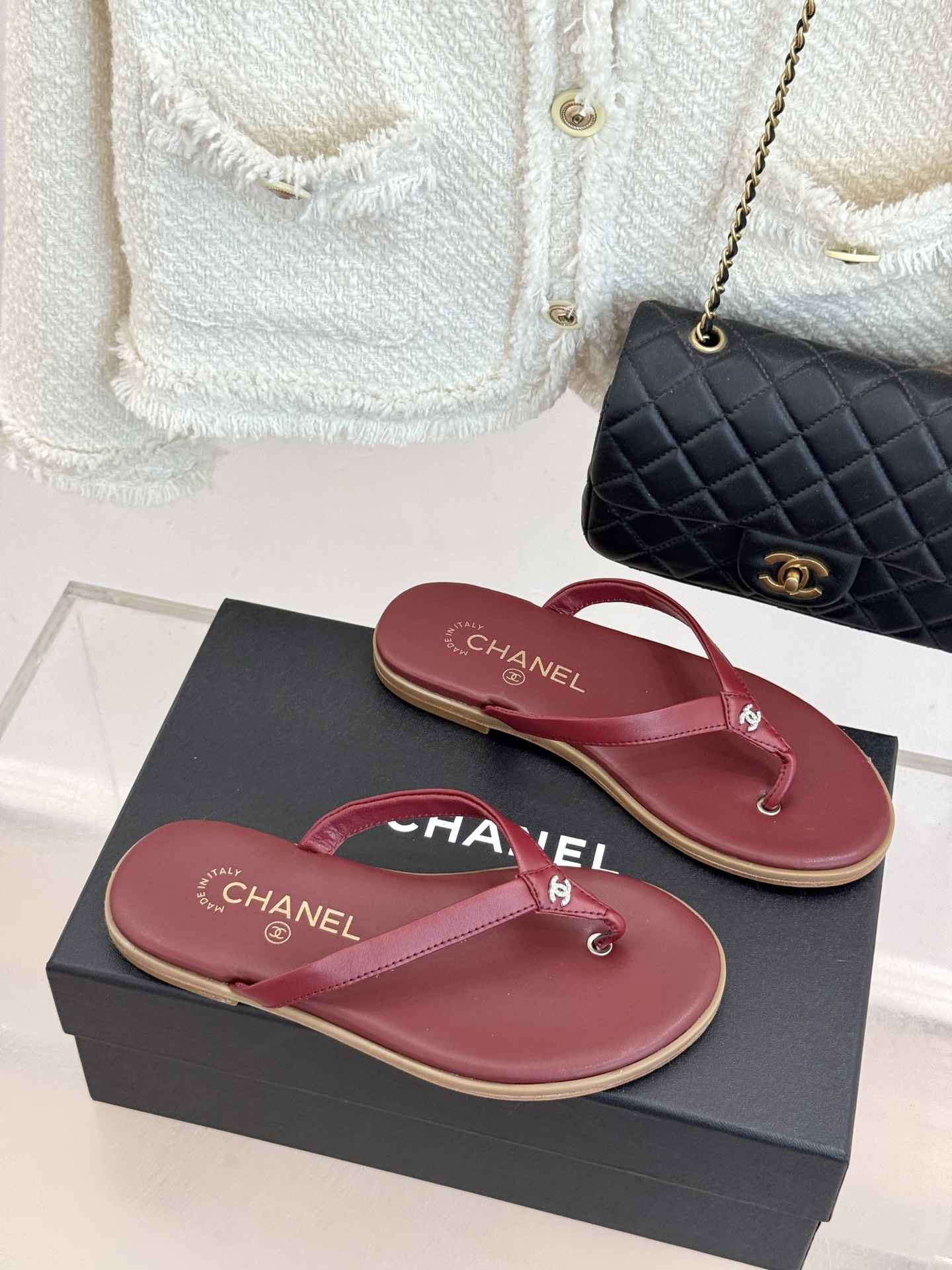 CHANE*｜小香经典双C水钻夹脚人字拖夏天的人字拖莫名让人感到自由带上镶嵌了双C水晶标志 太精致了也太