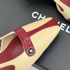 CHANE*|小香26P双C纽扣方头粗跟中空凉鞋以极简轮廓藏奢美细节。方头鞋型修饰脚型 显利落气质。金属 CHANE*|小香26P双C纽扣方头粗跟中空凉鞋以极简轮廓藏奢美细节。方头鞋型修饰脚型 显利落气质。金属