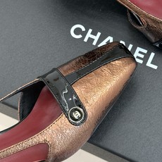 CHANE*|小香26P双C纽扣方头粗跟中空凉鞋以极简轮廓藏奢美细节。方头鞋型修饰脚型 显利落气质。金属 CHANE*|小香26P双C纽扣方头粗跟中空凉鞋以极简轮廓藏奢美细节。方头鞋型修饰脚型 显利落气质。金属