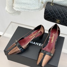 CHANE*|小香26P双C纽扣方头粗跟中空凉鞋以极简轮廓藏奢美细节。方头鞋型修饰脚型 显利落气质。金属 CHANE*|小香26P双C纽扣方头粗跟中空凉鞋以极简轮廓藏奢美细节。方头鞋型修饰脚型 显利落气质。金属