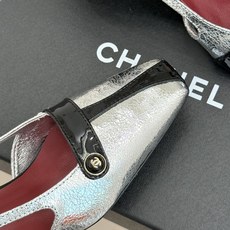 CHANE*|小香26P双C纽扣方头粗跟中空凉鞋以极简轮廓藏奢美细节。方头鞋型修饰脚型 显利落气质。金属 CHANE*|小香26P双C纽扣方头粗跟中空凉鞋以极简轮廓藏奢美细节。方头鞋型修饰脚型 显利落气质。金属