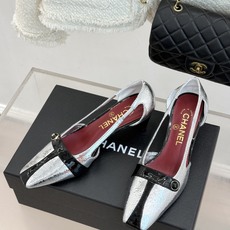 CHANE*|小香26P双C纽扣方头粗跟中空凉鞋以极简轮廓藏奢美细节。方头鞋型修饰脚型 显利落气质。金属 CHANE*|小香26P双C纽扣方头粗跟中空凉鞋以极简轮廓藏奢美细节。方头鞋型修饰脚型 显利落气质。金属