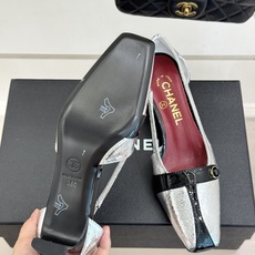 CHANE*|小香26P双C纽扣方头粗跟中空凉鞋以极简轮廓藏奢美细节。方头鞋型修饰脚型 显利落气质。金属 CHANE*|小香26P双C纽扣方头粗跟中空凉鞋以极简轮廓藏奢美细节。方头鞋型修饰脚型 显利落气质。金属