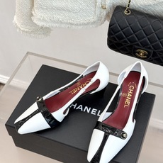 CHANE*|小香26P双C纽扣方头粗跟中空凉鞋以极简轮廓藏奢美细节。方头鞋型修饰脚型 显利落气质。金属 CHANE*|小香26P双C纽扣方头粗跟中空凉鞋以极简轮廓藏奢美细节。方头鞋型修饰脚型 显利落气质。金属
