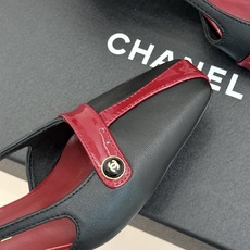 CHANE*|小香26P双C纽扣方头粗跟中空凉鞋以极简轮廓藏奢美细节。方头鞋型修饰脚型 显利落气质。金属 CHANE*|小香26P双C纽扣方头粗跟中空凉鞋以极简轮廓藏奢美细节。方头鞋型修饰脚型 显利落气质。金属