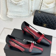 CHANE*|小香26P双C纽扣方头粗跟中空凉鞋以极简轮廓藏奢美细节。方头鞋型修饰脚型 显利落气质。金属 CHANE*|小香26P双C纽扣方头粗跟中空凉鞋以极简轮廓藏奢美细节。方头鞋型修饰脚型 显利落气质。金属