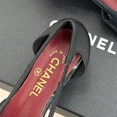 CHANE*|小香26P双C纽扣方头粗跟中空凉鞋以极简轮廓藏奢美细节。方头鞋型修饰脚型 显利落气质。金属 CHANE*|小香26P双C纽扣方头粗跟中空凉鞋以极简轮廓藏奢美细节。方头鞋型修饰脚型 显利落气质。金属