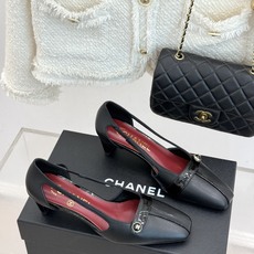 CHANE*|小香26P双C纽扣方头粗跟中空凉鞋以极简轮廓藏奢美细节。方头鞋型修饰脚型 显利落气质。金属 CHANE*|小香26P双C纽扣方头粗跟中空凉鞋以极简轮廓藏奢美细节。方头鞋型修饰脚型 显利落气质。金属