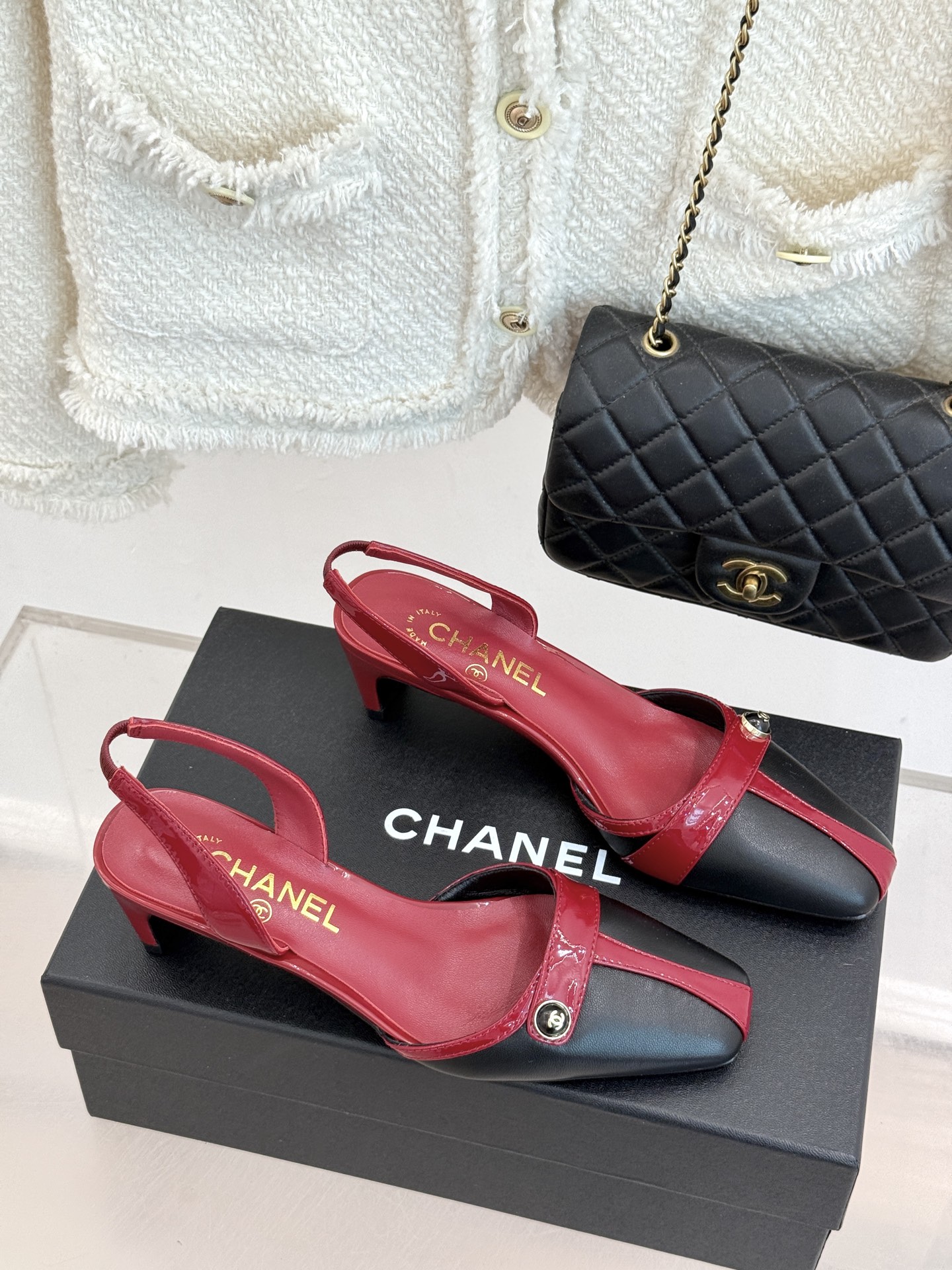 CHANE*|小香26P双C纽扣方头粗跟后空凉鞋以极简轮廓藏奢美细节。方头鞋型修饰脚型 显利落气质。金属 CHANE*|小香26P双C纽扣方头粗跟后空凉鞋以极简轮廓藏奢美细节。方头鞋型修饰脚型 显利落气质。金属